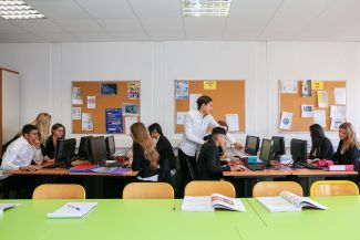 Des élèves en cours devant des ordinateurs