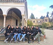 Groupe de jeunes filles assisent devant un monument en Espagne à Seville