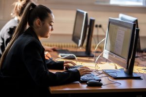 Elève travaillant sur son ordinateur