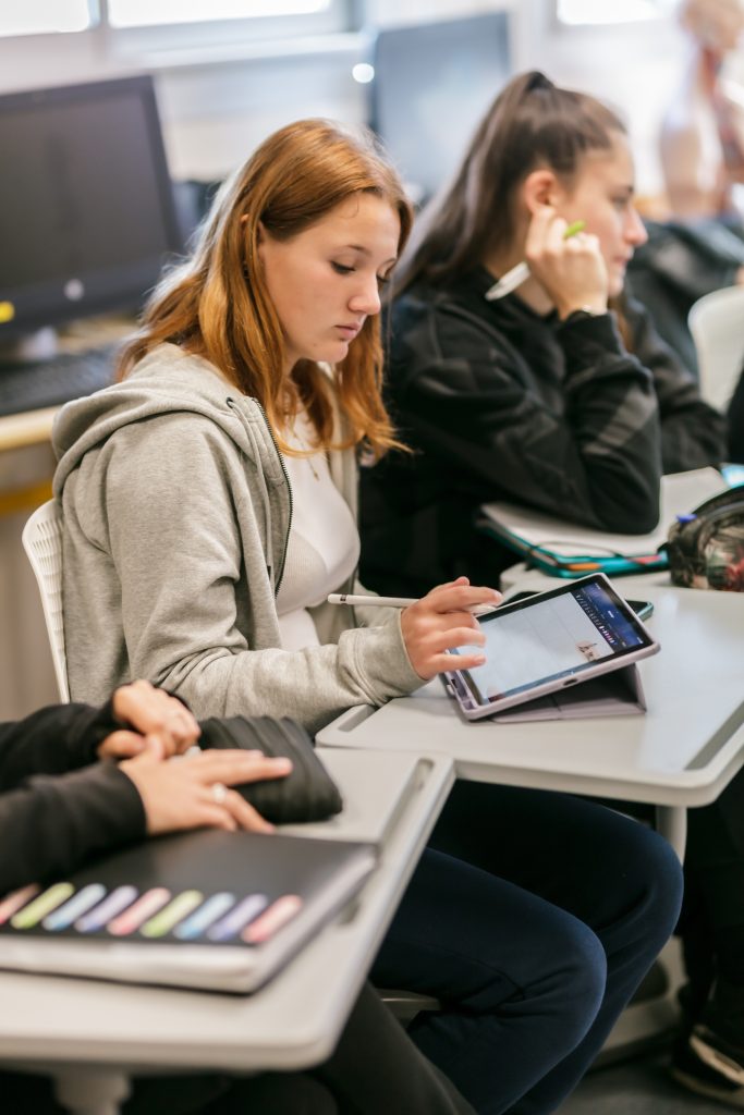 Elève travaillant sur une tablette au lycée Célony