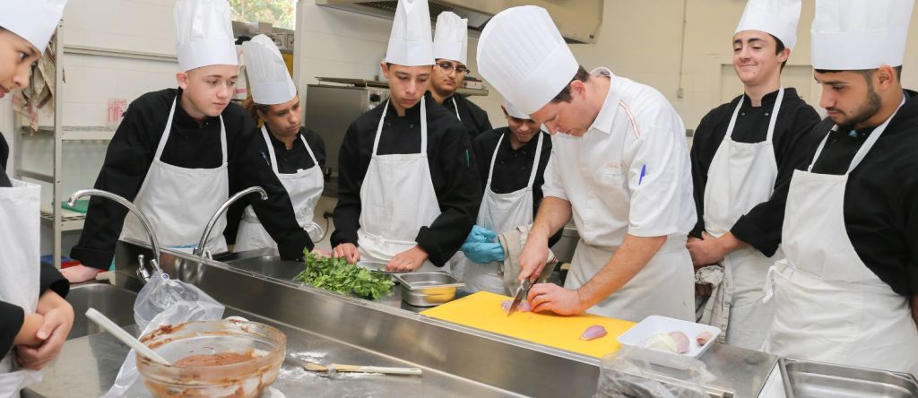 bannières sites (19) Elèves en cuisine Lycée Charlotte Grawitz