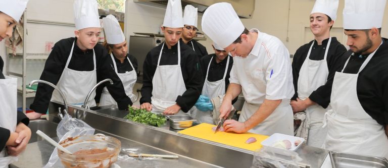 Elèves en cuisine Lycée Charlotte Grawitz