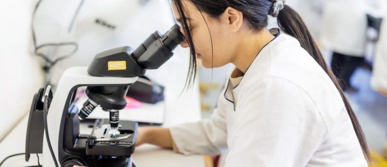 Elève en laboratoire lycée Marie Gasquet
