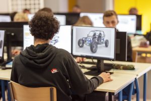 Elève travaillant sur un ordinateur section MP3D le Rocher
