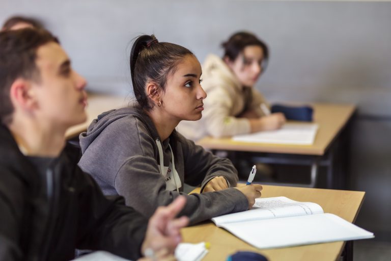 Elève écrivant sur son cahier