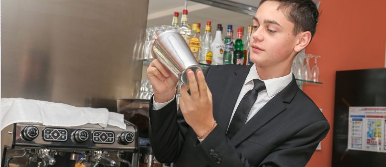 Serveur en restaurant cocktail Brise Lames