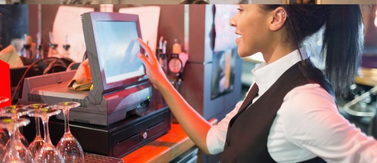 Serveuse en restaurant à la caisse