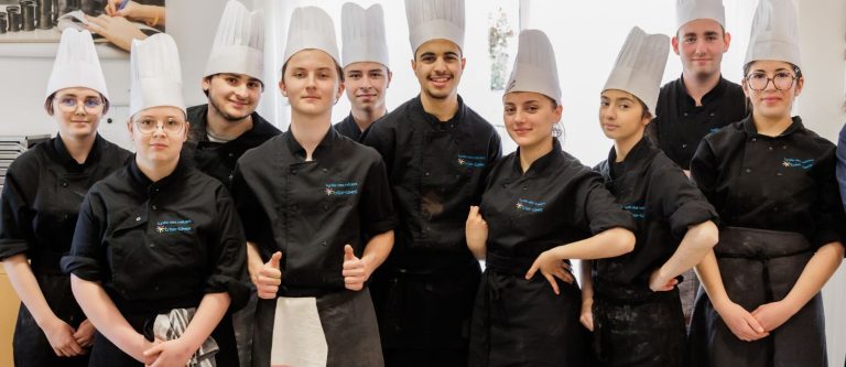 Elèves de la section cuisine avec toques lycée Brise Lames